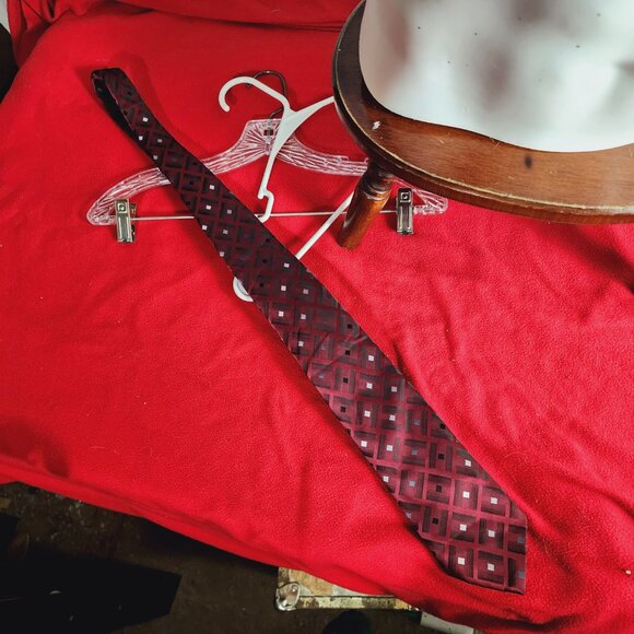 Van Heusen Red Black Gray White Box Geo Color Change Design Poly Hand Made Tie - Picture 13 of 16